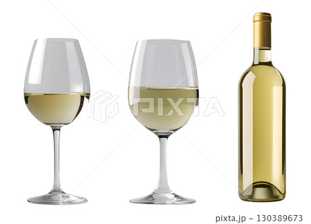 ワイングラスに入った白ワインとワインボトルのセット ワイングラスに入った白ワインとワインボトルのセット 130389673