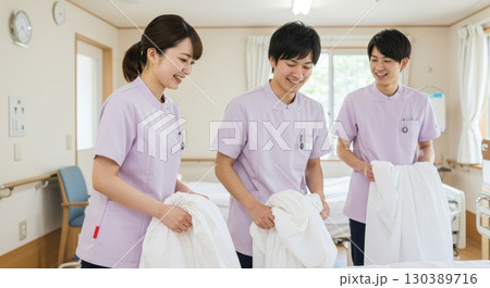 介護士や看護師が高齢者施設や病院で楽しそうに働いている 130389716