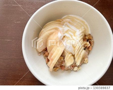 写真素材: 桃とバナナとナッツをトッピングしたオートミールボウル(朝ごはん) 写真素材: 桃とバナナとナッツをトッピングしたオートミールボウル(朝ごはん) 130389837