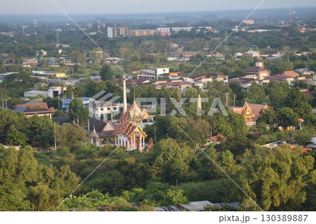 高所からの緑の木々の森の中に寺院があり色々な建物も見えるタイコラートの街並みの風景 高所からの緑の木々の森の中に寺院があり色々な建物も見えるタイコラートの街並みの風景 130389887