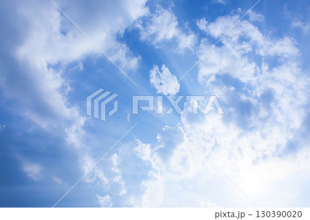 青空に太陽 130390020