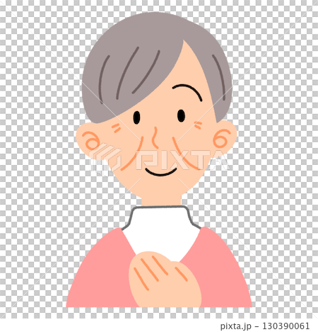 一位微笑的老年婦女將手放在胸前 130390061