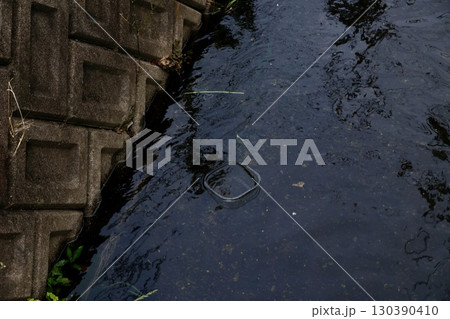 川に流れるプラスチックごみと環境問題の象徴 川に流れるプラスチックごみと環境問題の象徴 130390410