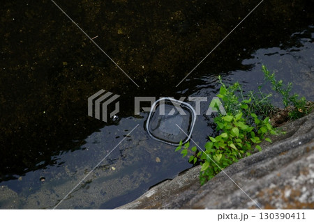 川に流れるプラスチックごみと環境問題の象徴 川に流れるプラスチックごみと環境問題の象徴 130390411