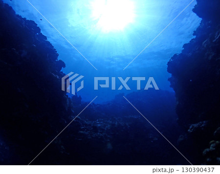 沖縄・石垣島海底に届く日差し 130390437