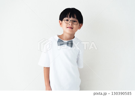 白い壁の前に立つ小学生の男の子 白い壁の前に立つ小学生の男の子 130390585