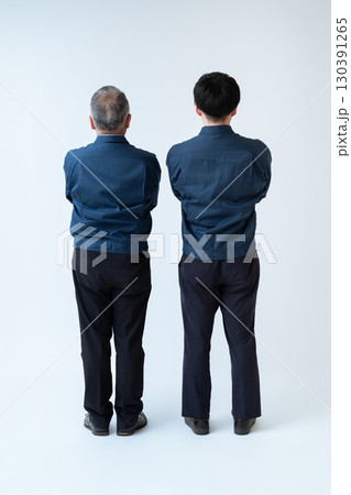 現場を支える技術者の背中 130391265