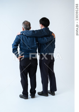 現場を支える技術者の背中 130391268