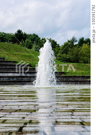 噴き上がった水が地面に広がる噴水「札幌旭山記念公園」 噴き上がった水が地面に広がる噴水「札幌旭山記念公園」 130391792