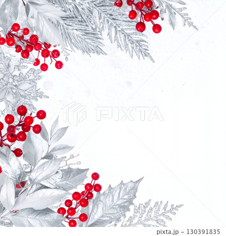 雪の結晶と赤い実をあしらったシルバーの冬葉装飾 130391835