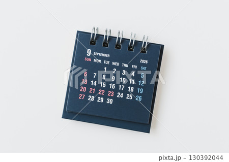 2026年9月カレンダー 日本の9月卓上カレンダー 祝日祭日休日連休 白背景 2026年9月カレンダー 日本の9月卓上カレンダー 祝日祭日休日連休 白背景 130392044