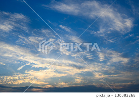 夕日に染まる雲 130392269