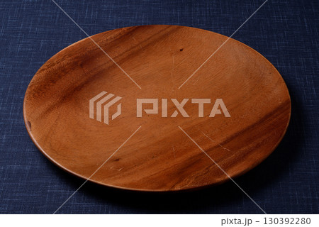 アカシア製の皿 130392280