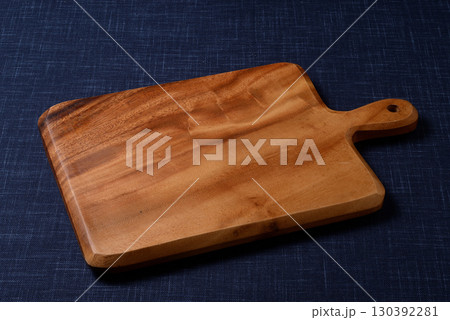 アカシア製のカッティングボード アカシア製のカッティングボード 130392281