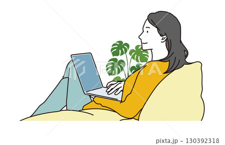 自宅でネットをしながらくつろぐ女性のイラスト素材 130392318