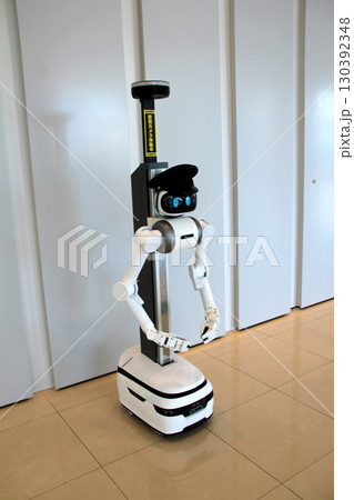 業務中のアバター警備ロボット 業務中のアバター警備ロボット 130392348