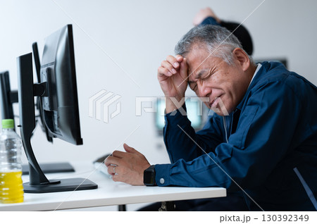 疲れた表情の管理職 130392349
