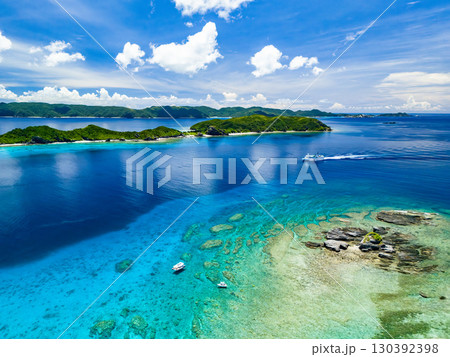 安慶名敷島のドローン撮影。大型フェリーが座間味港に入港する。沖縄県島尻郡慶良間諸島座間味島-2025 130392398