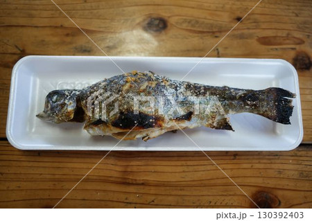 炭火で焼いたニジマスの塩焼き	 130392403
