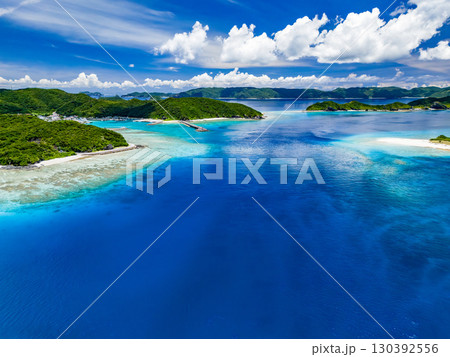 安慶名敷島のドローン撮影。座間味島や安室島も見える。沖縄県島尻郡慶良間諸島座間味島-2025/6 130392556