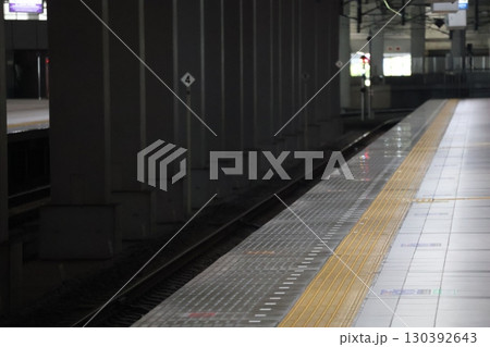 屋内の駅のホームとレールの見える風景 130392643
