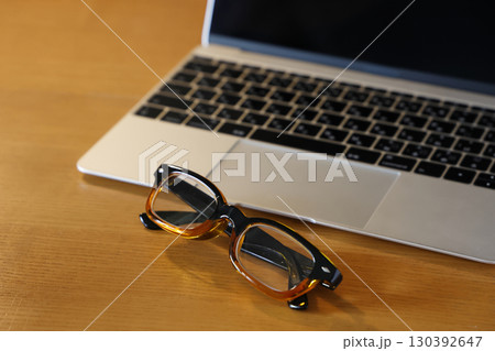 老眼鏡とパソコン 130392647