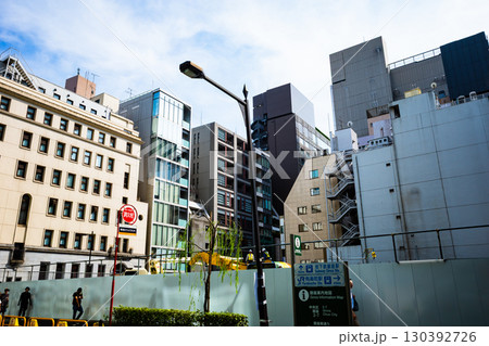 ビルの建替え工事が進む東京 銀座 2025.08　b-2 高彩度コントラスト 130392726