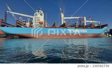 建造中の大型コンテナ船 130392730