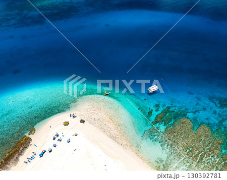 嘉比島のドローン撮影。カタマランヨットに乗ってスキンダイビング中。沖縄県島尻郡慶良間諸島座間味島 嘉比島のドローン撮影。カタマランヨットに乗ってスキンダイビング中。沖縄県島尻郡慶良間諸島座間味島 130392781