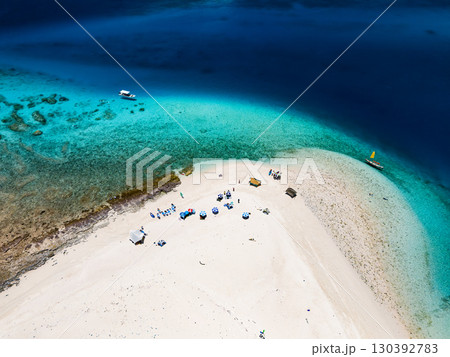 嘉比島のドローン撮影。カタマランヨットに乗ってスキンダイビング中。沖縄県島尻郡慶良間諸島座間味島 嘉比島のドローン撮影。カタマランヨットに乗ってスキンダイビング中。沖縄県島尻郡慶良間諸島座間味島 130392783