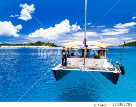 嘉比島のドローン撮影。カタマランヨットに乗ってスキンダイビング中。沖縄県島尻郡慶良間諸島座間味島 130392792