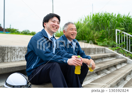 現場を支える技術者の休憩シーン 130392824