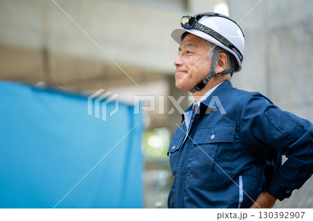 ベテラン技術者 130392907