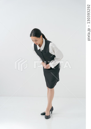 お辞儀をする女性のポートレート 130393292