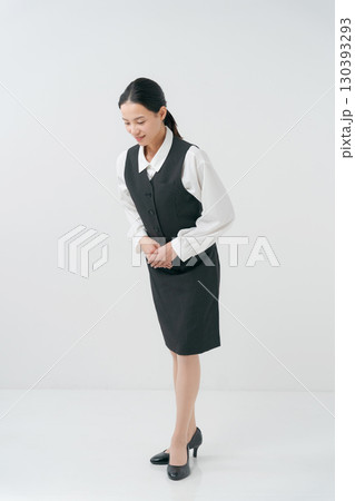 お辞儀をする女性のポートレート 130393293
