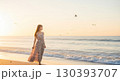 夏の浜辺の可憐な日本の美女 130393707