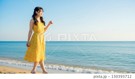 夏の浜辺の可憐な日本の美女 130393712