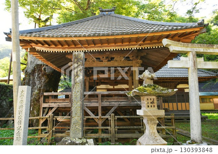 【北杜市 境内に国指定天然記念物の二本の大ケヤキがある 「根古屋神社」神楽殿】 【北杜市 境内に国指定天然記念物の二本の大ケヤキがある 「根古屋神社」神楽殿】 130393848