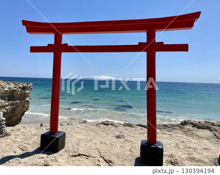 夏の白濱神社大明神岩赤鳥居 夏の白濱神社大明神岩赤鳥居 130394194