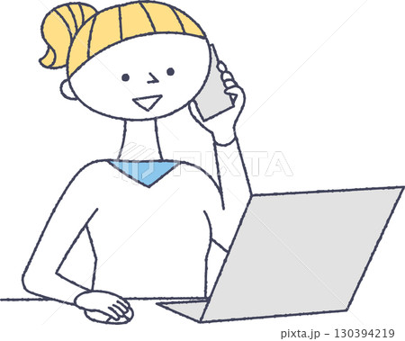 スマホで通話しながらパソコンを使う女性 スマホで通話しながらパソコンを使う女性 130394219