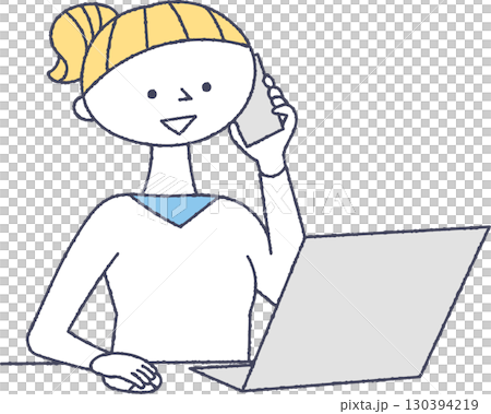 スマホで通話しながらパソコンを使う女性 スマホで通話しながらパソコンを使う女性 130394219