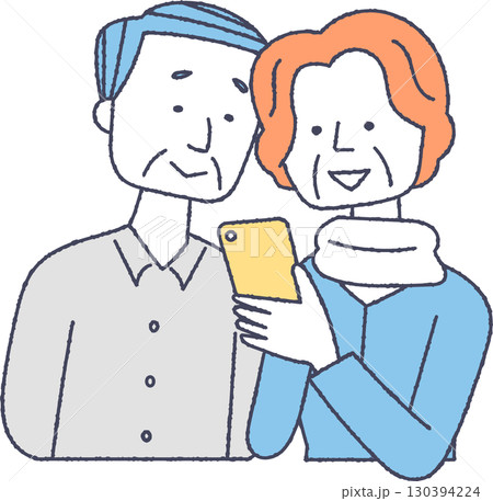 スマホを見ているシニア夫婦 130394224
