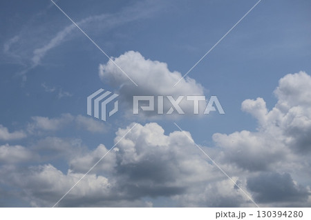 青空ともくもく雲や薄雲のある空の風景 青空ともくもく雲や薄雲のある空の風景 130394280