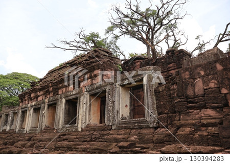 タイのピマーイ歴史公園の大きな遺跡と樹木のある風景 130394283