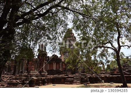 緑の葉の木々の先に空と遺跡のあるピマーイ歴史公園の風景 130394285
