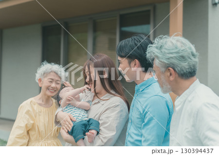 初孫を見せに帰省する 130394437
