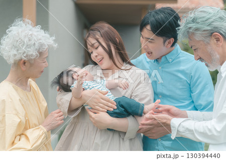 初孫を見せに帰省する 130394440