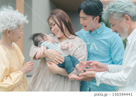 初孫を見せに帰省する 130394441