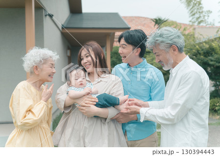 初孫を見せに帰省する 130394443