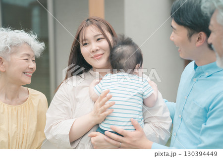 初孫を見せに帰省する 130394449